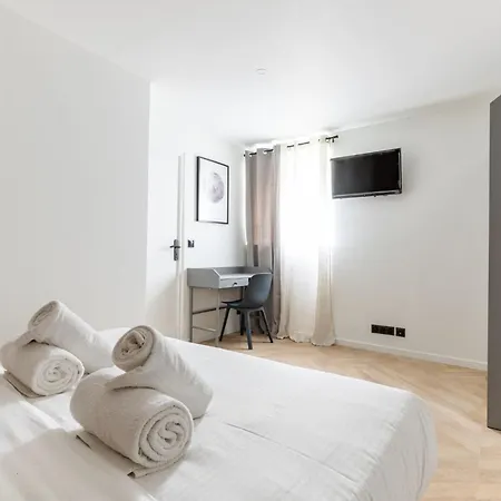 Appartamento De Charme Au Coeur Du 18eme Parigi